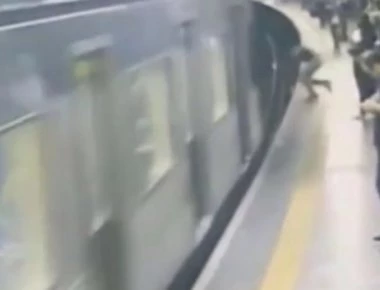 Βίντεο-σοκ: Ψυχοπαθής σπρώχνει γυναίκα στις ράγες του τρένου!